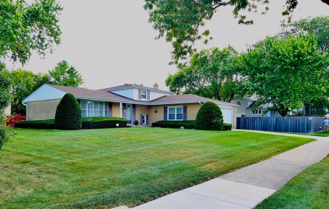 property at 7 E Pickwick Rd