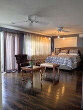 513 55th Ave, Unit Master Suite in St Pete Beach, FL - Building Photo - Building Photo