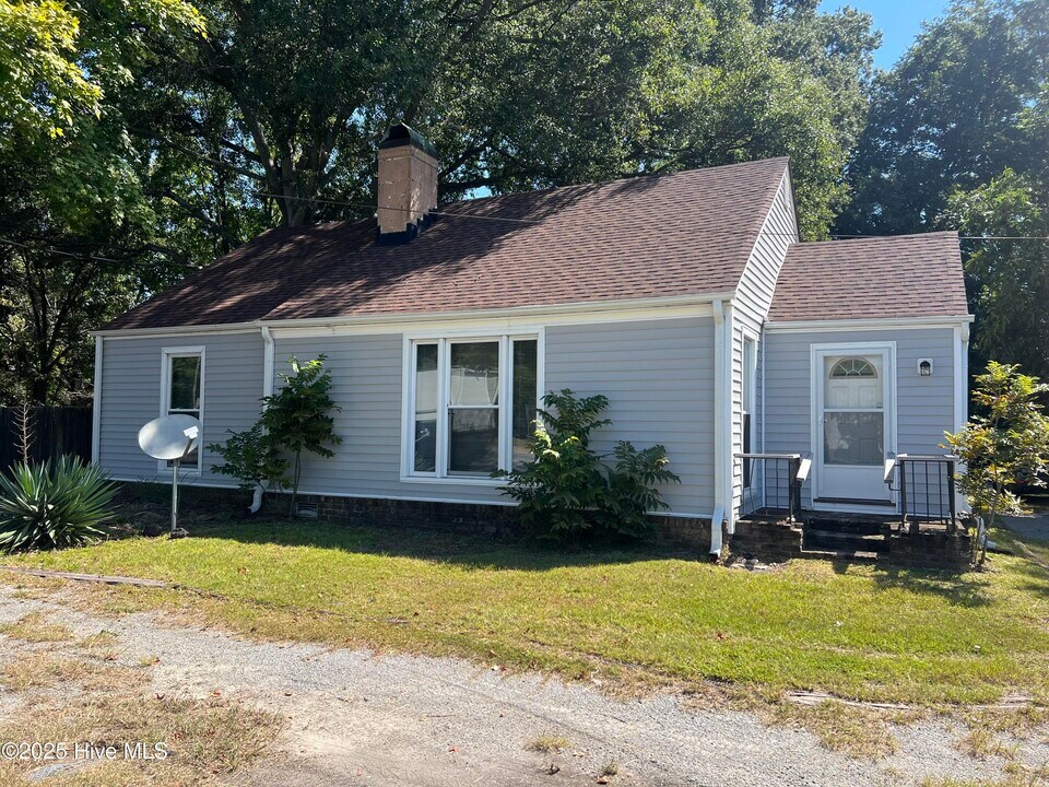 2607 S Memorial Dr in Greenville, NC - Building Photo