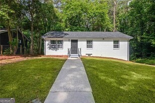 2889 Macon Dr SW in Atlanta, GA - Building Photo