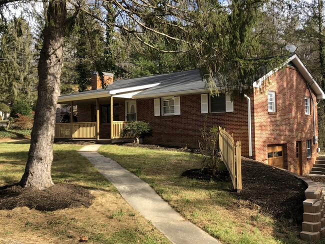 3810 Sweeten Creek Rd in Arden, NC - Foto de edificio - Building Photo