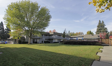 GLEN VIEW APARTMENTS in Napa, CA - Foto de edificio - Building Photo