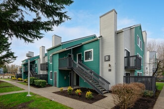 Astral Apartments in Kent, WA - Building Photo - Building Photo