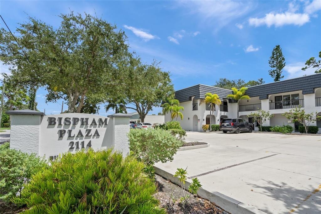 2114 Bispham Rd in Sarasota, FL - Building Photo
