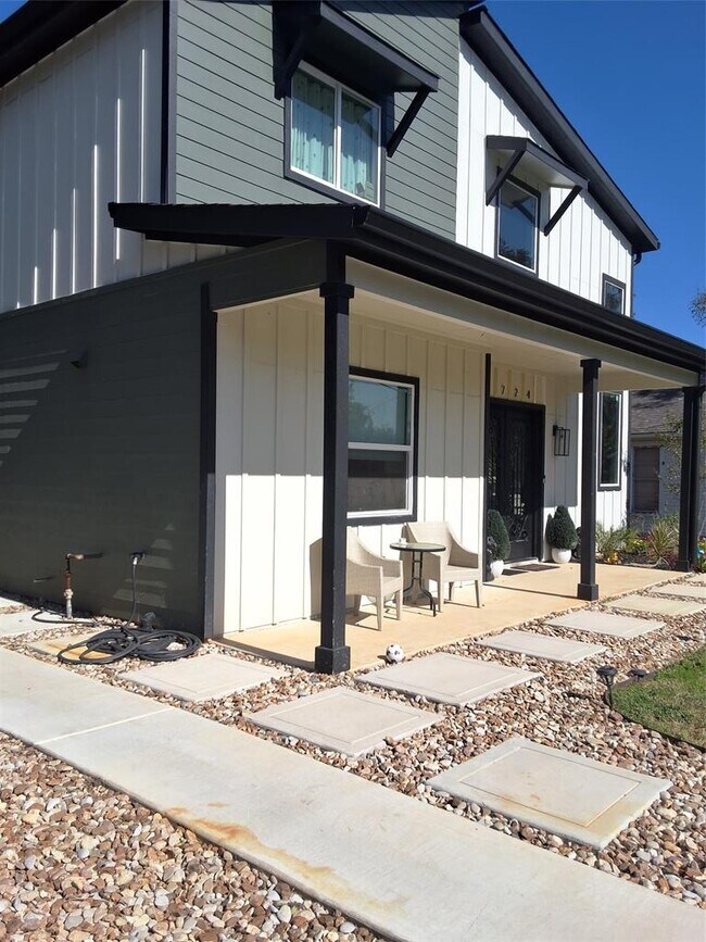 724 Ramsey Ave in Rockdale, TX - Building Photo - Building Photo