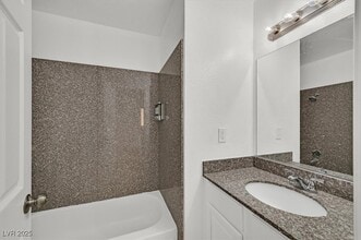 5499 Indian River Dr in Las Vegas, NV - Building Photo - Building Photo