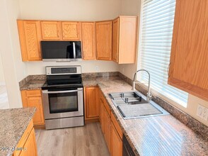 17640 N 17th St in Phoenix, AZ - Building Photo - Building Photo