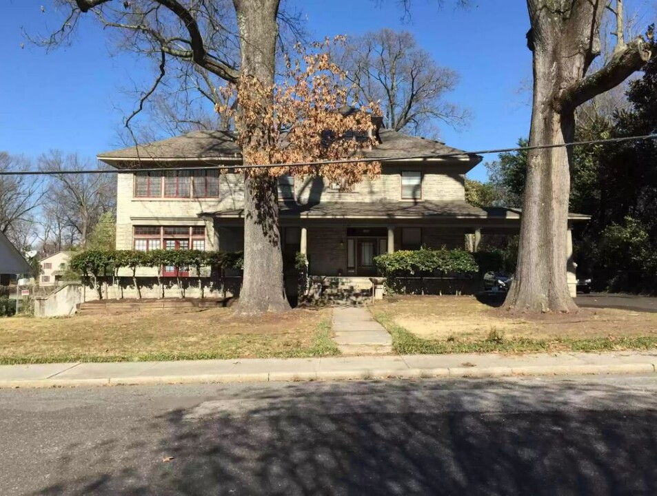 3160 Spottswood Ave in Memphis, TN - Building Photo