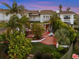 2305 Canyonback Rd in Los Angeles, CA - Building Photo