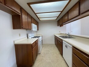 1128 Marigold Way in Lompoc, CA - Foto de edificio - Building Photo