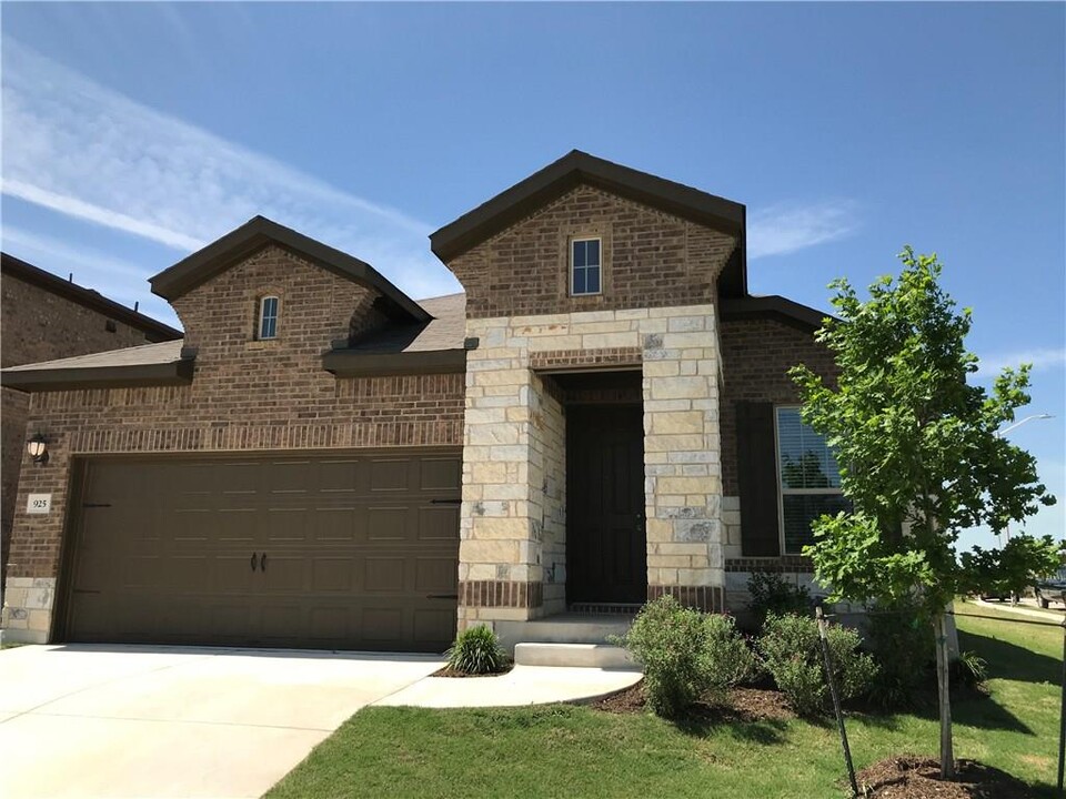 925 Myrna Bend in Leander, TX - Building Photo