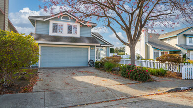 131 Humphrey Ln in Vallejo, CA - Foto de edificio - Building Photo