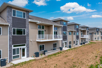 Duck Creek Landing Apartments in Green Bay, WI - Foto de edificio - Building Photo