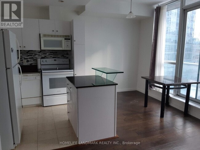 8 York St in Toronto, ON - Building Photo - Building Photo