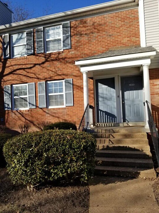 1435 Thrush Plz, Unit 1435 in Brentwood, MO - Foto de edificio