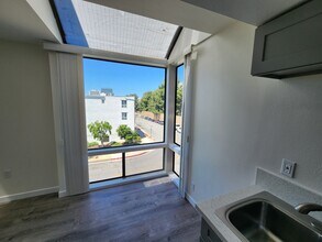626 N Isabel St, Unit 301 in Glendale, CA - Building Photo - Building Photo