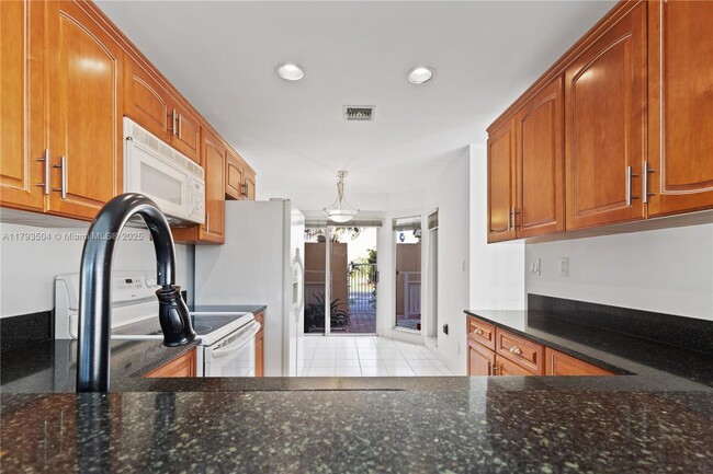 10208 NW 51st Ter in Doral, FL - Building Photo - Building Photo