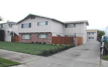 1611 Santa Clara Ave in Alameda, CA - Building Photo - Building Photo