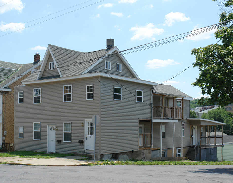 950 W Walnut St in Coal Township, PA - Building Photo