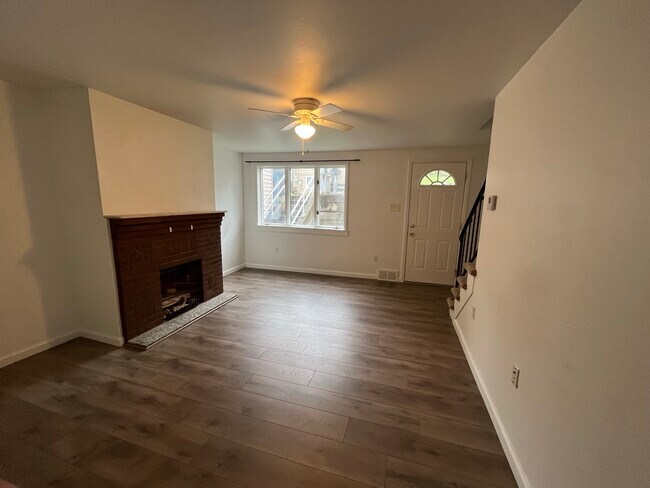 584 Main St, Unit 584 in Irwin, PA - Foto de edificio - Building Photo