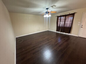 8410 Eldora Ave in Las Vegas, NV - Building Photo - Building Photo