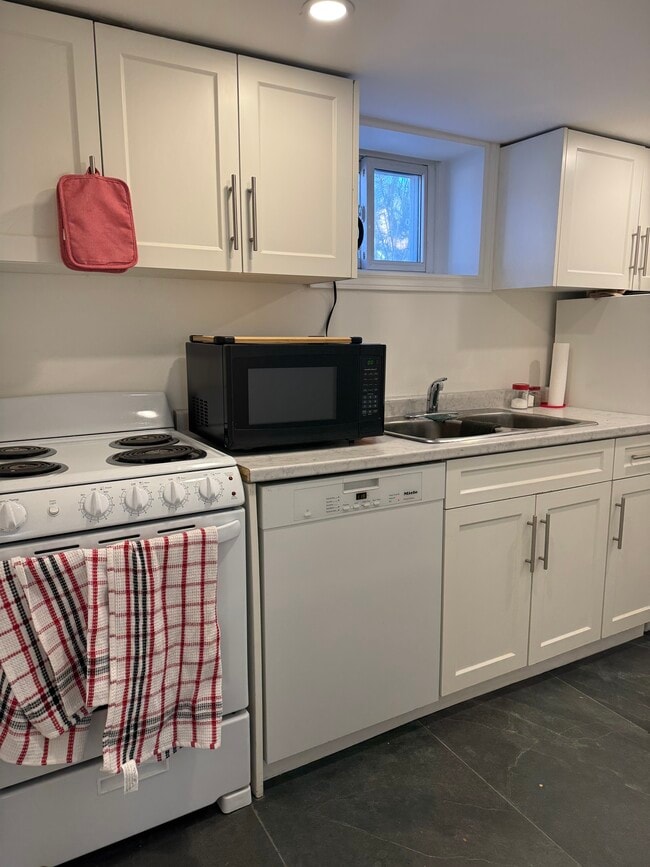 37 Ash Cres in Toronto, ON - Building Photo - Building Photo