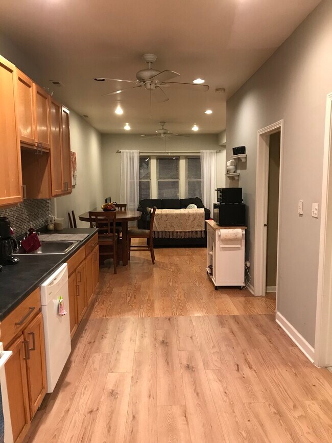 2443 N Marshfield Ave in Chicago, IL - Building Photo - Building Photo