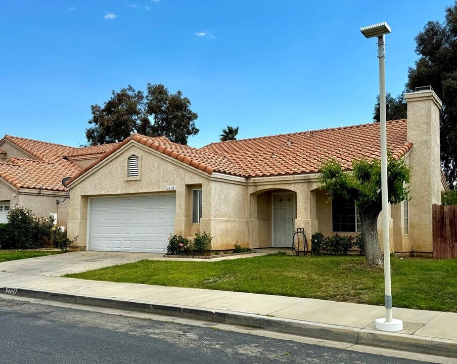 2204 Mark Ave in Palmdale, CA - Building Photo