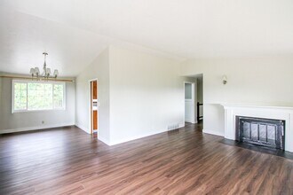 970 Cascade Dr NW in Salem, OR - Building Photo - Building Photo