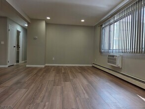 645 Cricket Ln in Woodbridge Township, NJ - Building Photo - Building Photo