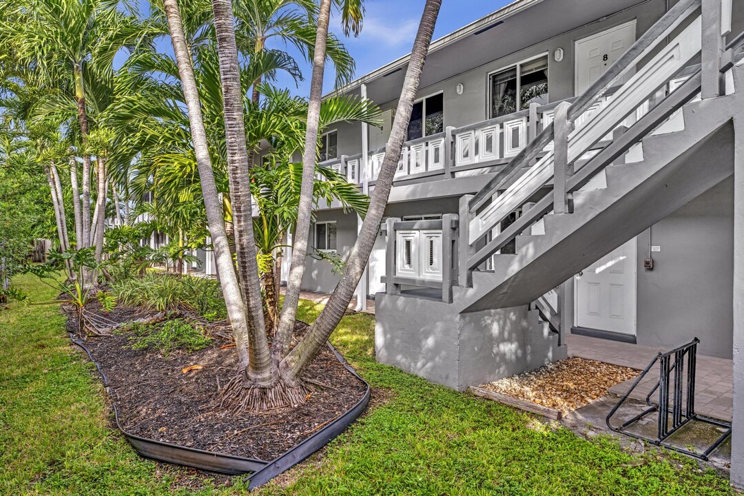 2643 NE 8th Ave, Unit 2 in Wilton Manors, FL - Building Photo