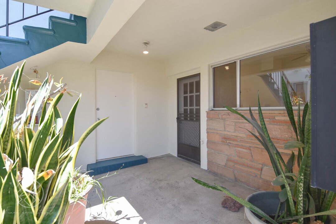 2262 Fox Hills Dr, Unit 2262.5 in Los Angeles, CA - Foto de edificio
