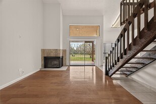 8483 Sands Point Dr in Houston, TX - Building Photo