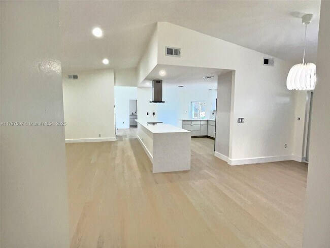 4499 SW 14th St in Miami, FL - Building Photo - Building Photo