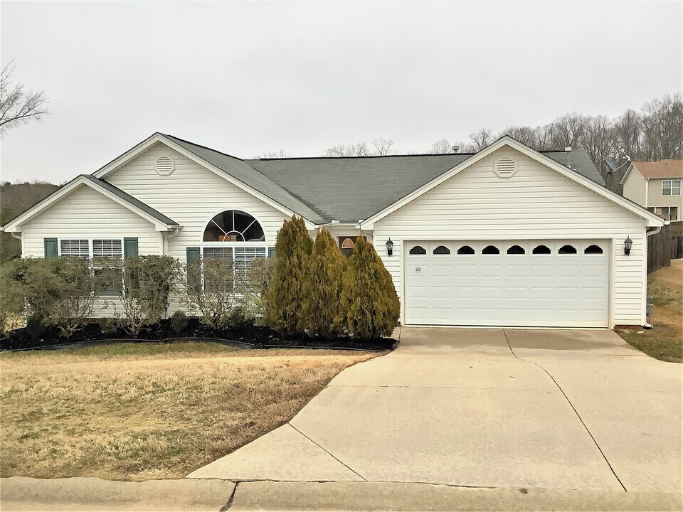 4 Sandwort Ln in Taylors, SC - Building Photo