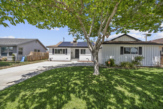 809 W Ave J 10 in Lancaster, CA - Building Photo - Building Photo