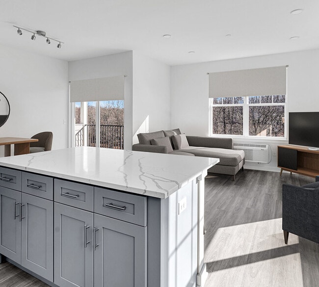 Jefferson Place Apartments in Jefferson, NJ - Foto de edificio - Building Photo