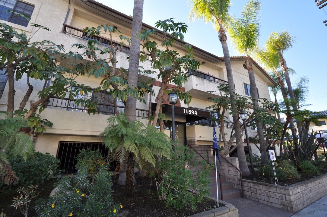 11594 Moorpark St in Los Angeles, CA - Building Photo