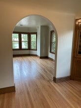 6615 W Bluemound Rd, Unit Apt3 in Milwaukee, WI - Foto de edificio - Building Photo