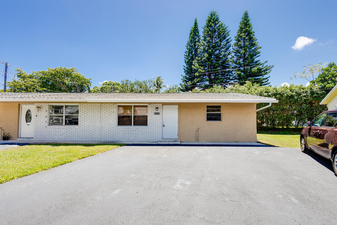 2833 Duke Ln in Delray Beach, FL - Foto de edificio