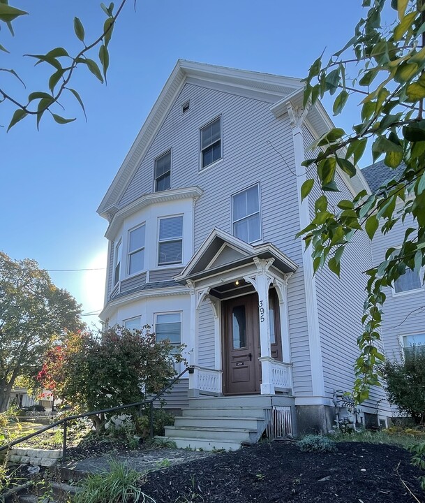 395 Hanover St in Manchester, NH - Building Photo