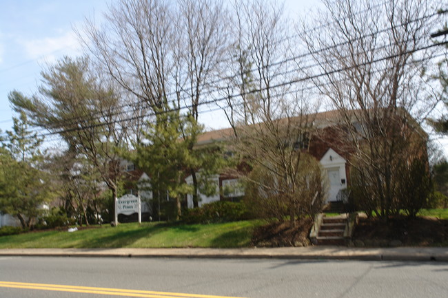 Evergreen Pines in Springfield, NJ - Foto de edificio - Building Photo