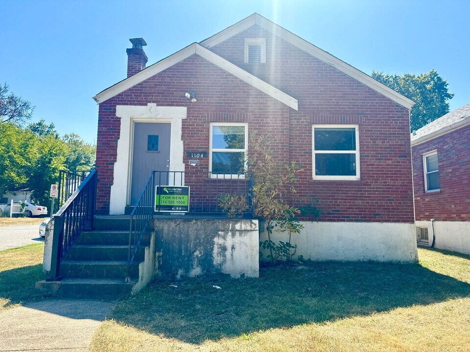 1104 Riverview Blvd in St. Louis, MO - Building Photo