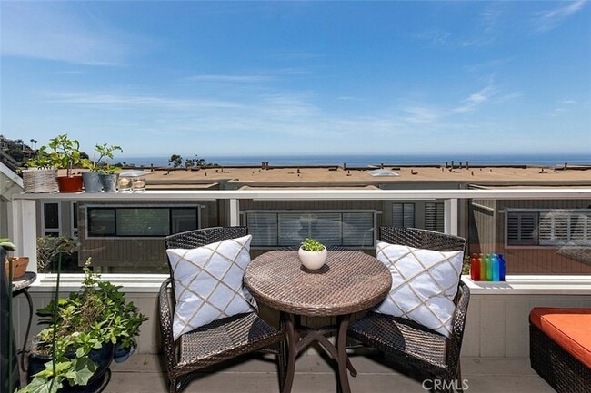 21771 Ocean Vista Dr in Laguna Beach, CA - Foto de edificio - Building Photo