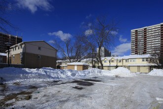 2-10 Stonehill Ct in Toronto, ON - Building Photo - Primary Photo