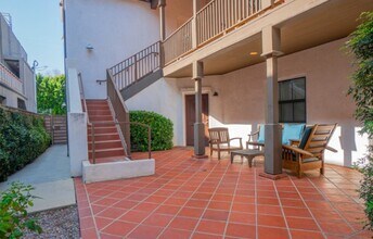 3 Bedroom 2 Bathroom Apartment in Van Nuys, CA - Building Photo - Building Photo