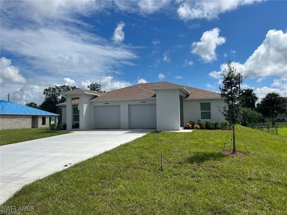 6064 Laurelwood Dr in Ft. Myers, FL - Building Photo