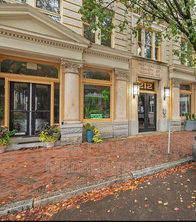 property at 212 E Clay St