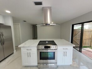 4105 N 48th Ave in Hollywood, FL - Building Photo - Building Photo