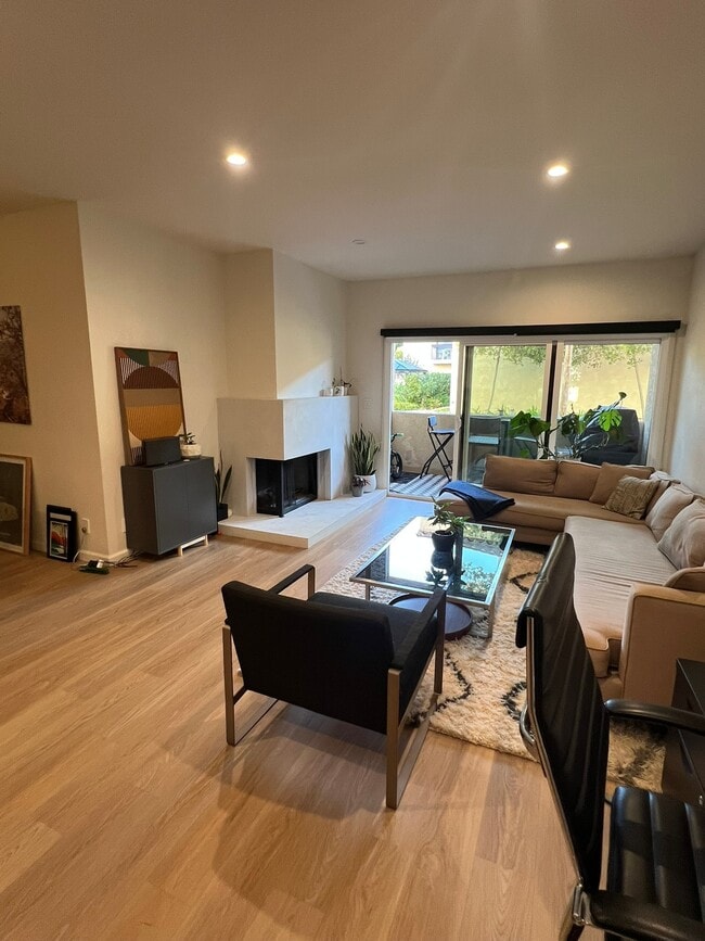 8180 Manitoba St, Unit 116 in Playa Del Rey, CA - Building Photo - Building Photo